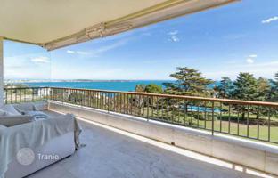 Newly renovated large apartment with sea views in Californie Pezou, Cannes, France for 1,580,000 €
