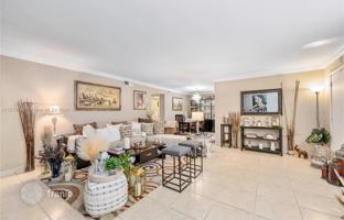 2-bedroom apartments in condo 114 m² in North Miami for $318,000