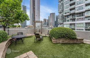 4-bedroom apartment in Simcoe Street for C$900,000