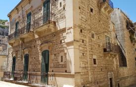 Luxurious old palace with 30 rooms, balconies and mezzanines, in the center of Modica, Sicily, Italy for 900,000 € Luxurious old palace with 30 rooms, balconies and mezzanines, in the center of Modica, Sicily, Italy for 900,000 €