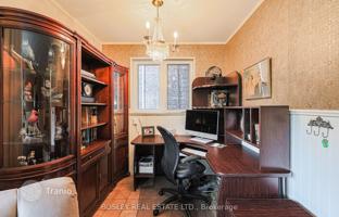 11-bedroom townhouse in Old Toronto for C$2,193,000