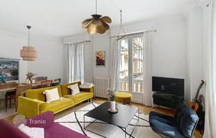 Stylish three-bedroom apartment in the Golden Square, Nice, France for 950,000 €