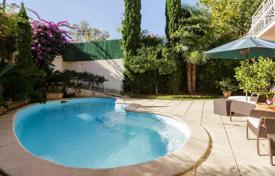 Cozy villa with a swimming pool, a garden and a parking in a quiet street, 400 meters from the beach, Juan les Pins, France for 4,000 € per week