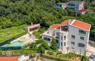 9-bedroom cottage 466 m² in Tivat city for 1,050,000 €