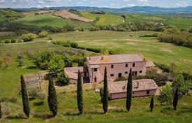 Renovated villa with an olive grove and a lake in San Quirico d'Orcia, Tuscany, Italy for 895,000 €