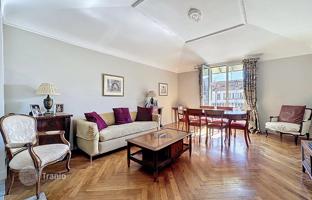Elegant two-bedroom apartment in the Carré d'Or, Nice, France for 725,000 €