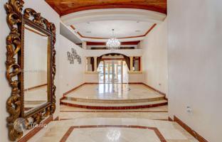 5-bedroom house 700 m² in West End for $2,349,000