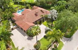 Spacious villa with a backyard, a swimming pool, two garages and a terrace, Pinecrest, USA for $1,999,000
