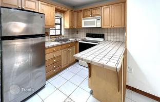 2-bedroom apartments in condo 76 m² in West End for $295,000