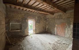 7-bedrooms country seat 486 m² in Montalcino, Italy for 580,000 €
