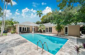 Cozy villa with a backyard, a swimming pool, a recreation area and a garage, Miami, USA for $1,299,000