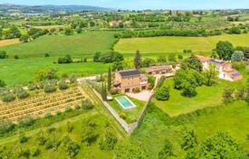 Tuscan farmhouse with pool and outbuilding in the province of Arezzo for 1,300,000 €