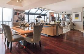 Penthouse with fireplace, glass walls and panoramic windows with the best views of the Skioto river, Columbus, Ohio, USA for $858,000