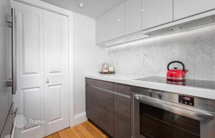 2-bedroom apartment in Lake Shore Boulevard West for C$907,000