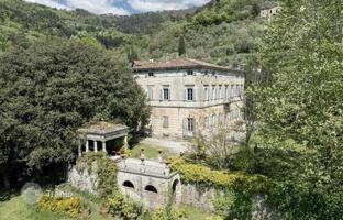 Villa 1,994 m² in Lucca for 2,700,000 €