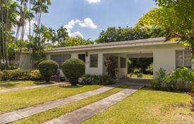 Cozy cottage with a backyard and a parking, Coral Gables, USA for $759,000