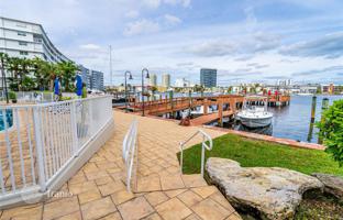 2-bedroom apartments in condo 96 m² in Hallandale Beach for $378,000