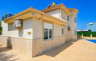 3-bedroom villa 250 m² in Kargicak for 16,658,000 TRY