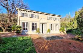 Classic villa with a pool and a garden in Capannori, Tuscany, Italy for 1,500,000 €