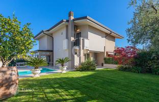 Modern villa with a private pool and stunning lake views in Desenzano del Garda, Italy for 960,000 €
