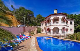 Three-storey furnished villa with a pool, terraces, panoramic views of the sea and the mountains in one of the best areas of Lloret de Mar for 702,000 €