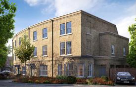 Spacious townhouse with three bedrooms, a private garden and an off-street parking, Richmond, London, United Kingdom for £1,480,000