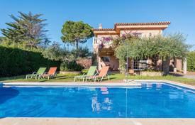 Spacious villa with a swimming pool, a garden and a terrace at 300 meters from the beach, Cambrils, Spain for 3,700 € per week