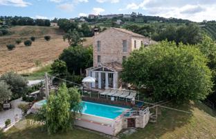 Prestigious country retreat with a pool and a garden in Staffolo, Le Marche, Italy for 590,000 €