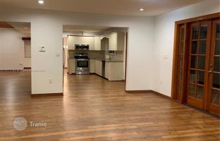 5-bedroom house 381 m² in West End for $975,000