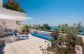 Sunny and unique frontline beach penthouse in the pretigious complex of Los Granados Playa, Estepona for 1,850,000 €