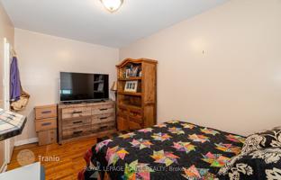 9-bedroom house in York for C$1,291,000