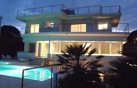 Two-storey villa 400 meters from the beach in Cap d'Antibes, Côte d'Azur, France for 11,100 € per week
