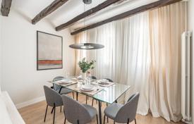 Furnished flat in a lively neighbourhood with shops, cafes and taverns, Madrid, Spain for 629,000 €