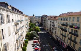 Near Promenade, top floor renovated 2 bedroom apartment in perfect condition in an Art Deco building for 385,000 € Near Promenade, top floor renovated 2 bedroom apartment in perfect condition in an Art Deco building for 385,000 €