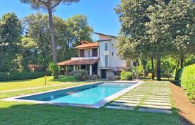 Cozy villa with a large garden and a swimming pool at 200 meters from the beach, Marina di Pietrasanta, Italy for 4,800 € per week