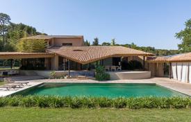 Detached house – Antibes, Côte d'Azur (French Riviera), France. Price on request