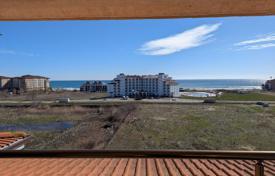 Large 2-room apartment in a comfortable complex near the beach, with sea views + space in the underground garage for 81,000 €