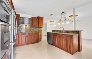 4-bedroom house 265 m² in West End for $820,000