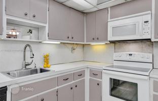 2-bedroom apartments in condo 113 m² in South Ocean Drive for $439,000