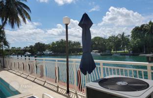 2-bedroom apartments in condo 114 m² in Bay Harbor Islands for $600,000