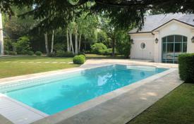 Comfortable villa with a private garden, a swimming pool, a garage and a terrace, Le Vesinet, France for 3,800,000 €