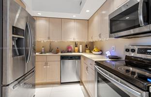 2-bedroom apartments in condo 111 m² in Miami Beach for $570,000