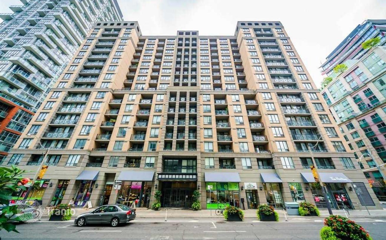 Apartment for sale in Simcoe Street, Canada — listing 1973067