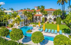 Stunning Mediterranean villa with a plot, a swimming pool, a private dock, a terrace and views of the bay, Key Biscayne, USA for $9,975,000