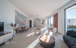 3-bedroom cottage 194 m² in Chloraka for 780,000 €