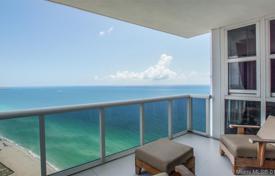 Four-room penthouse on the first line from the ocean in Sunny Isles Beach, Florida, USA for 1,580,000 €