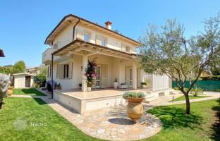 4-bedroom villa 290 m² in Pietrasanta for 1,900,000 €