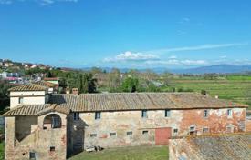 Charming Tuscan farmhouse to be restored with land and annexes for 700,000 €