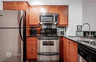 2-bedroom apartment in Lake Shore Boulevard West for C$856,000