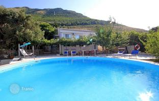 3-bedroom villa 170 m² in Reževići for 630,000 €